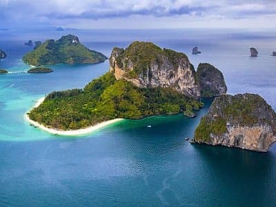 Island hopping cruise in crystal clear waters
